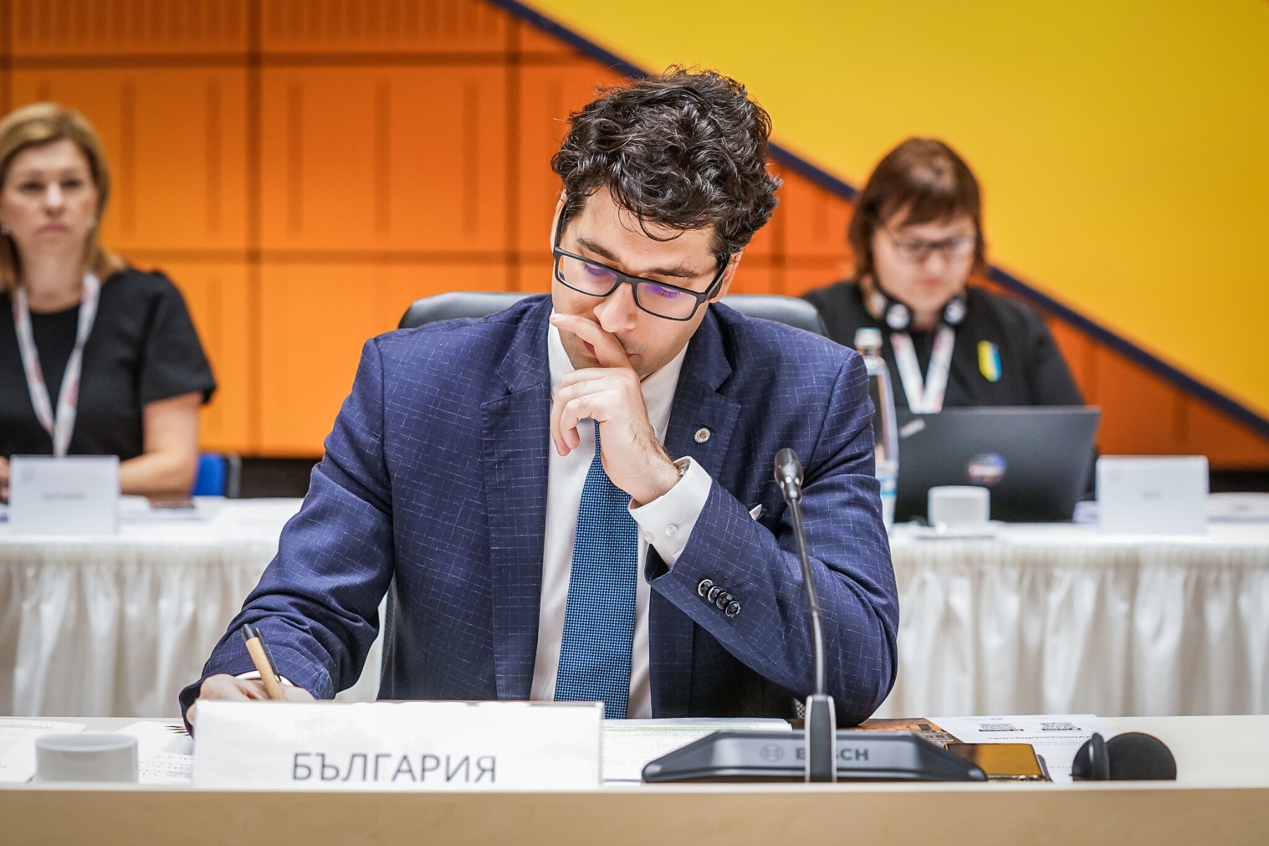 Пеканов: Няма да орязваме пенсии и помощи