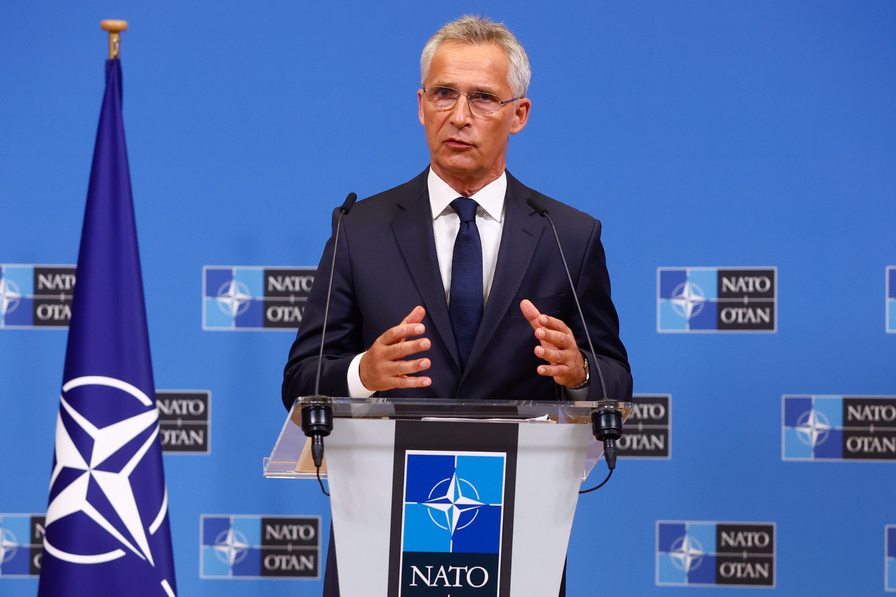 Столтенберг: НАТО трябва да попълни оръжейните си запаси