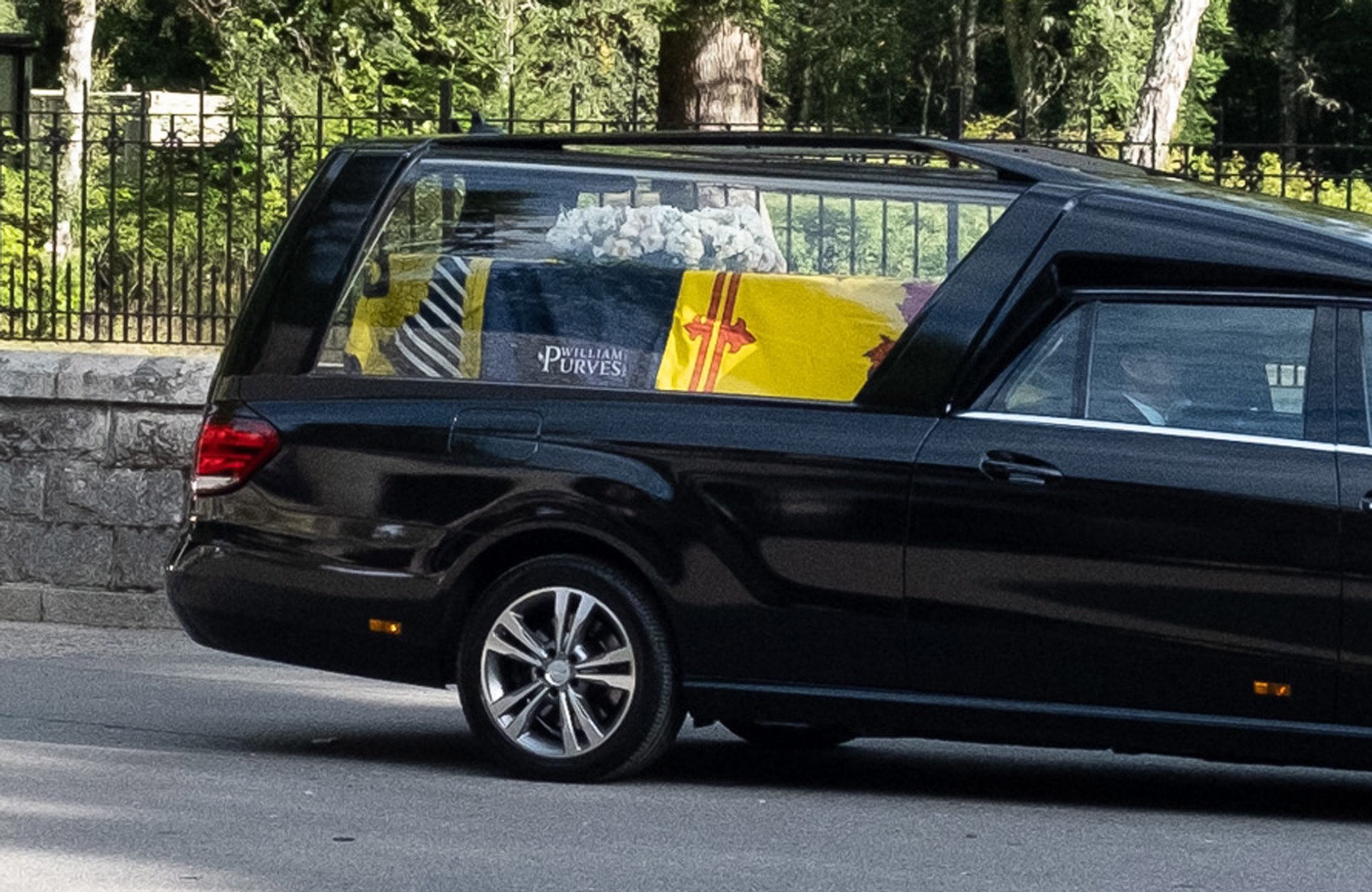 Ледена тишина изпрати Елизабет II в съседните на Балморал села