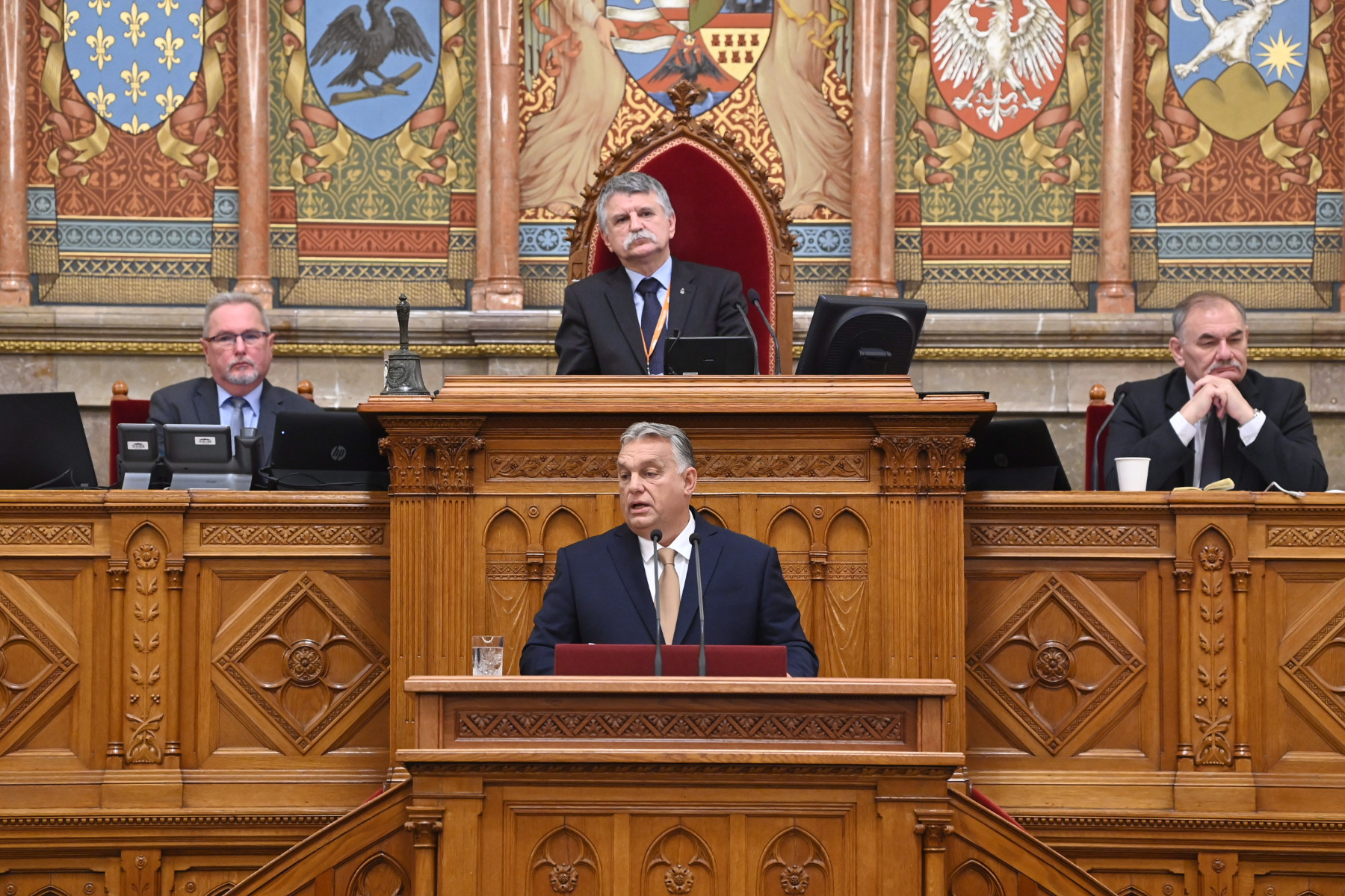 Двойната игра на Орбан