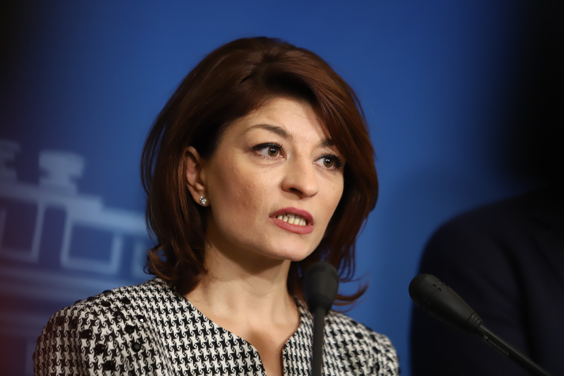 Десислава Атанасова: Преди втория мандат има първи