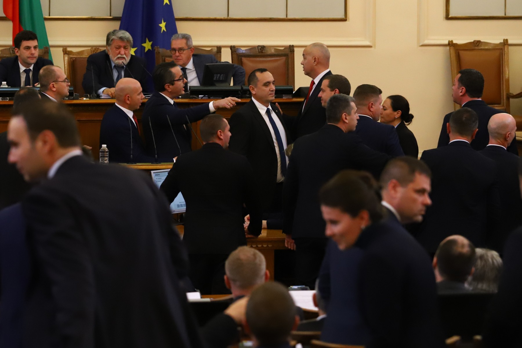 ПП напусна пленарна зала заради „хартиената коалиция“; Гюров: БСП се върна официално към статуквото