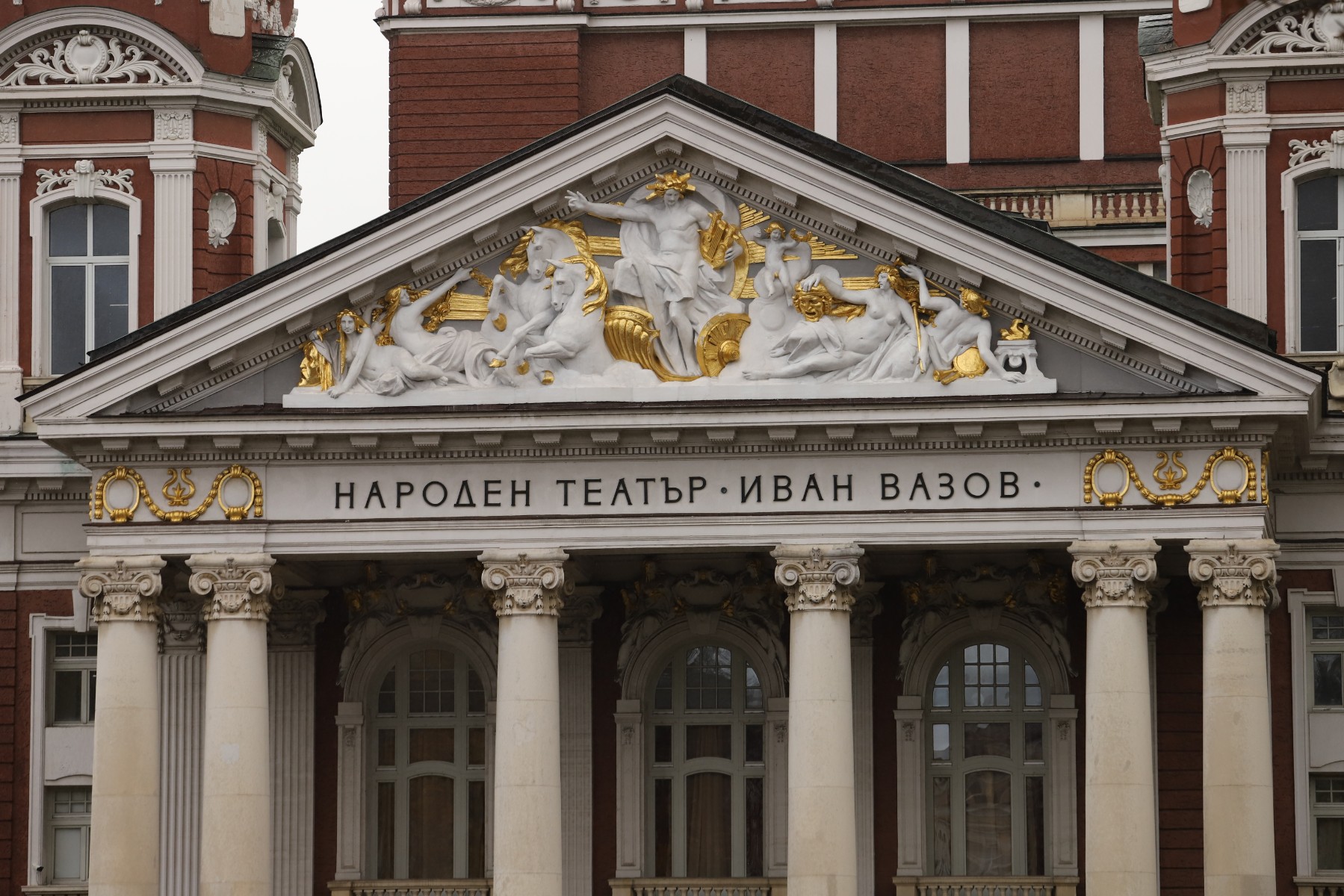Артисти от Народния театър с писмо до президента, искат оставката на Минеков