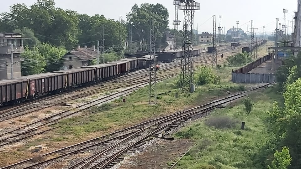 Товарен влак дерайлира в района на Нова Загора, няма пострадали