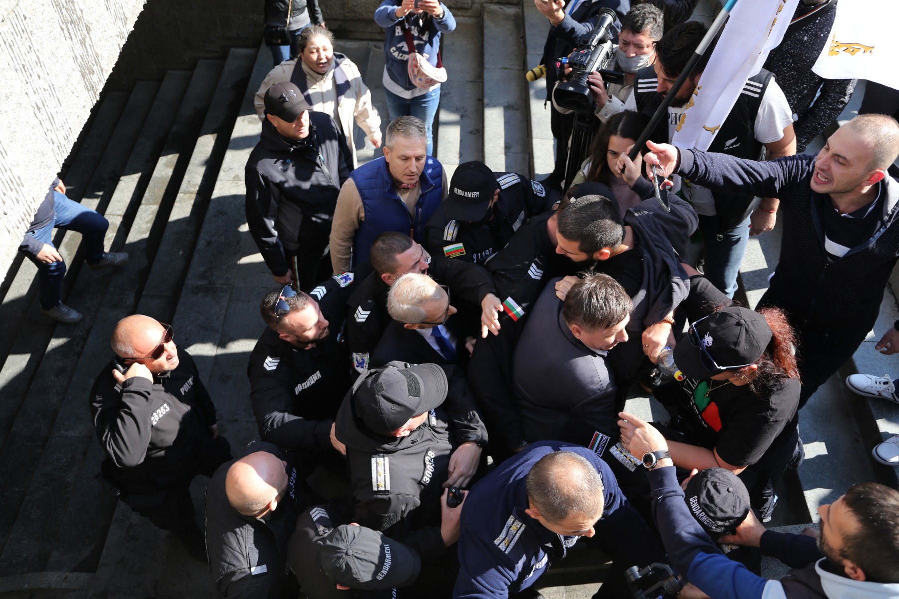 Протестиращи обградиха просветния министър Денков