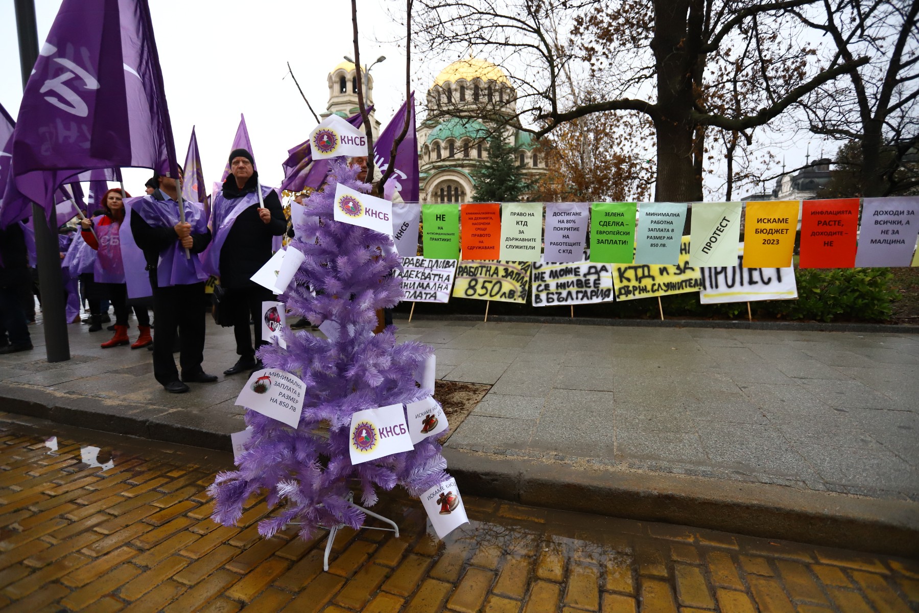 КНСБ посреща депутатите със синдикална елха и протестни гирлянди