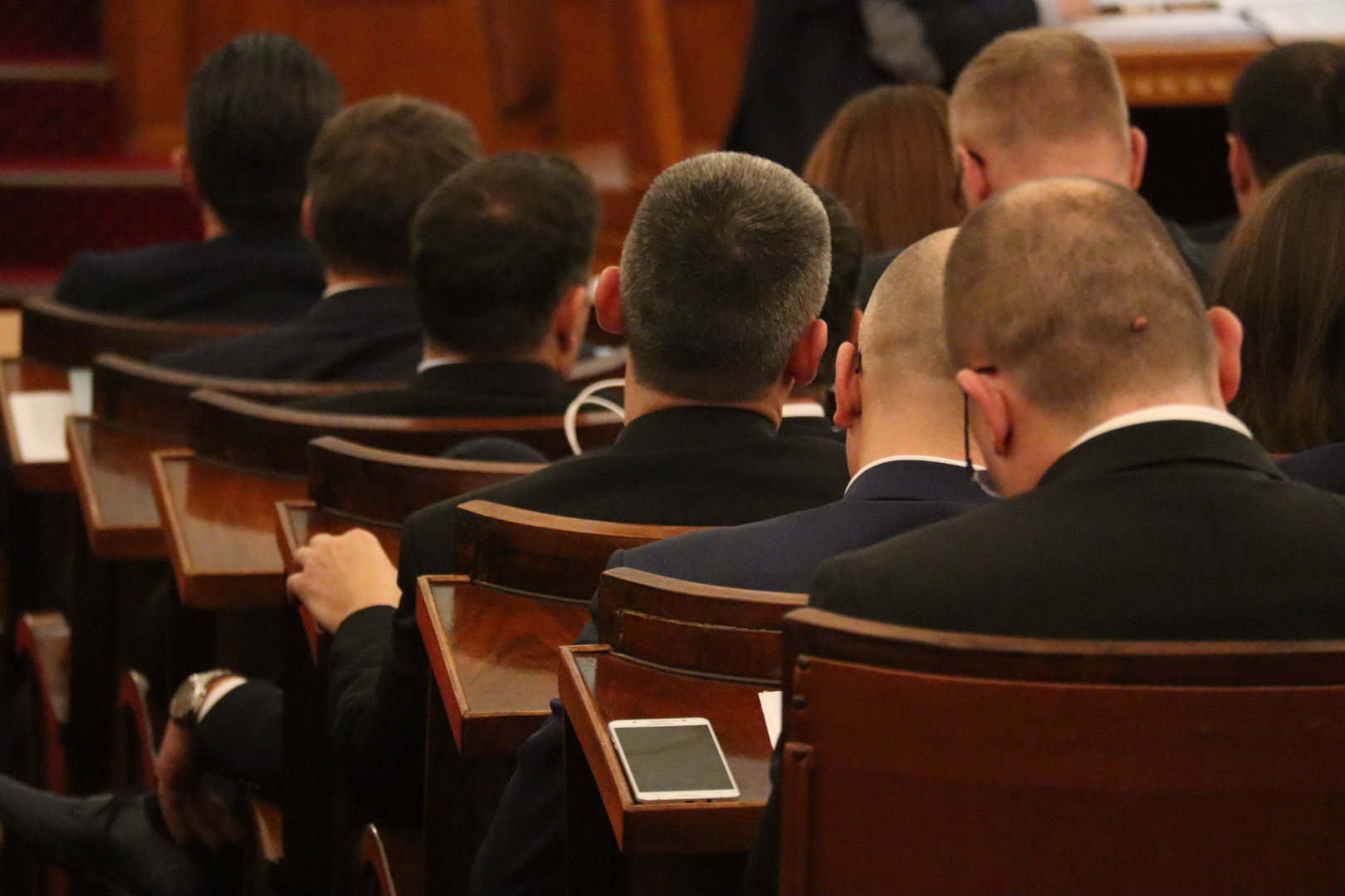 Точно в полунощ: В опит да се помирят, депутатите изслушаха химна на Република България