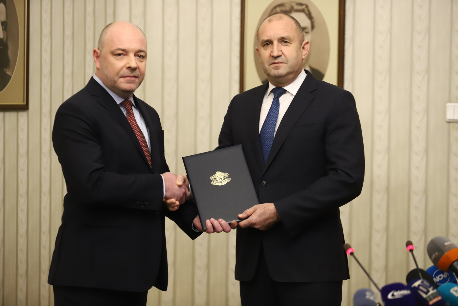 Радев връчи мандат на проф. Николай Габровски