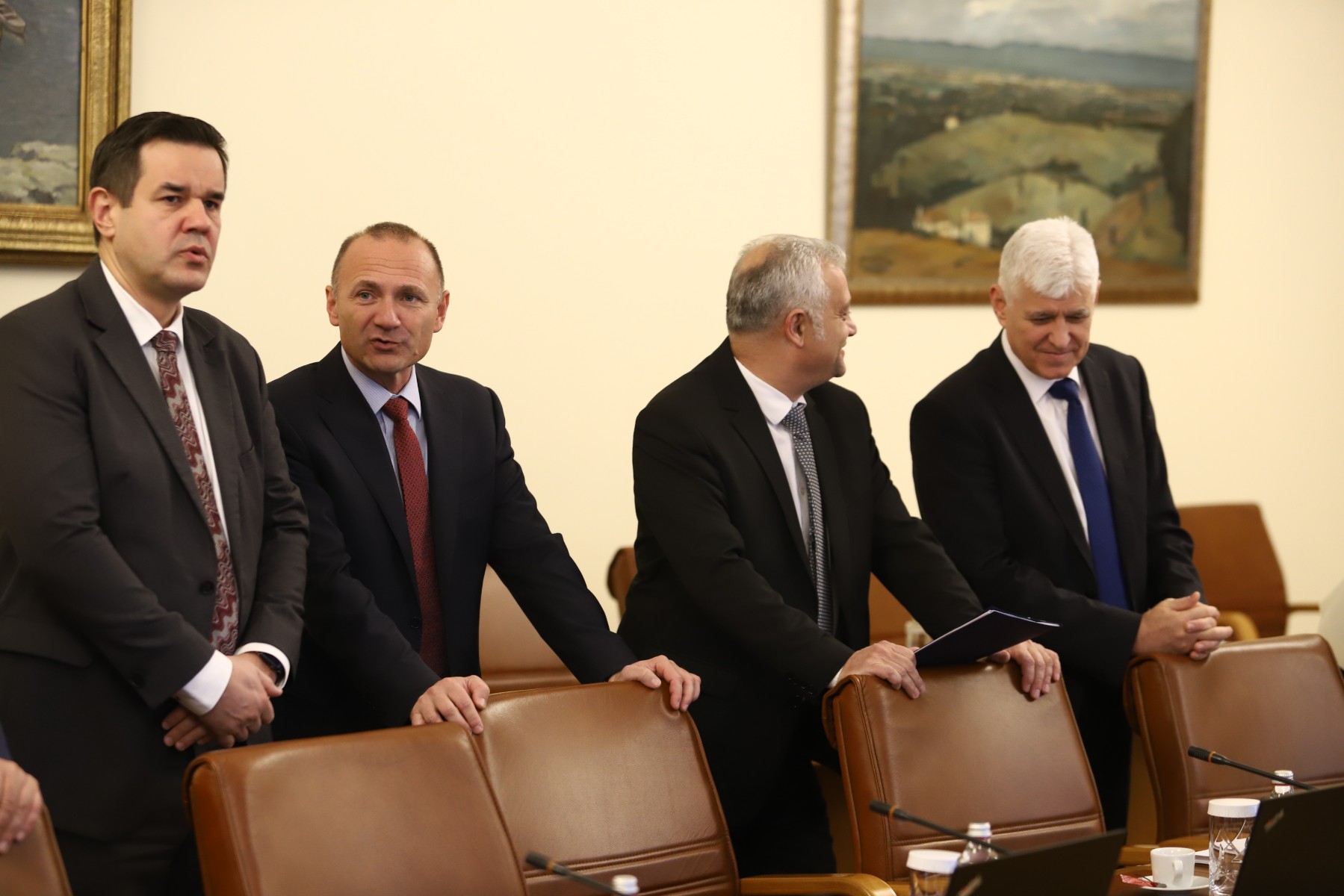 Шестима министри на парламентарен контрол