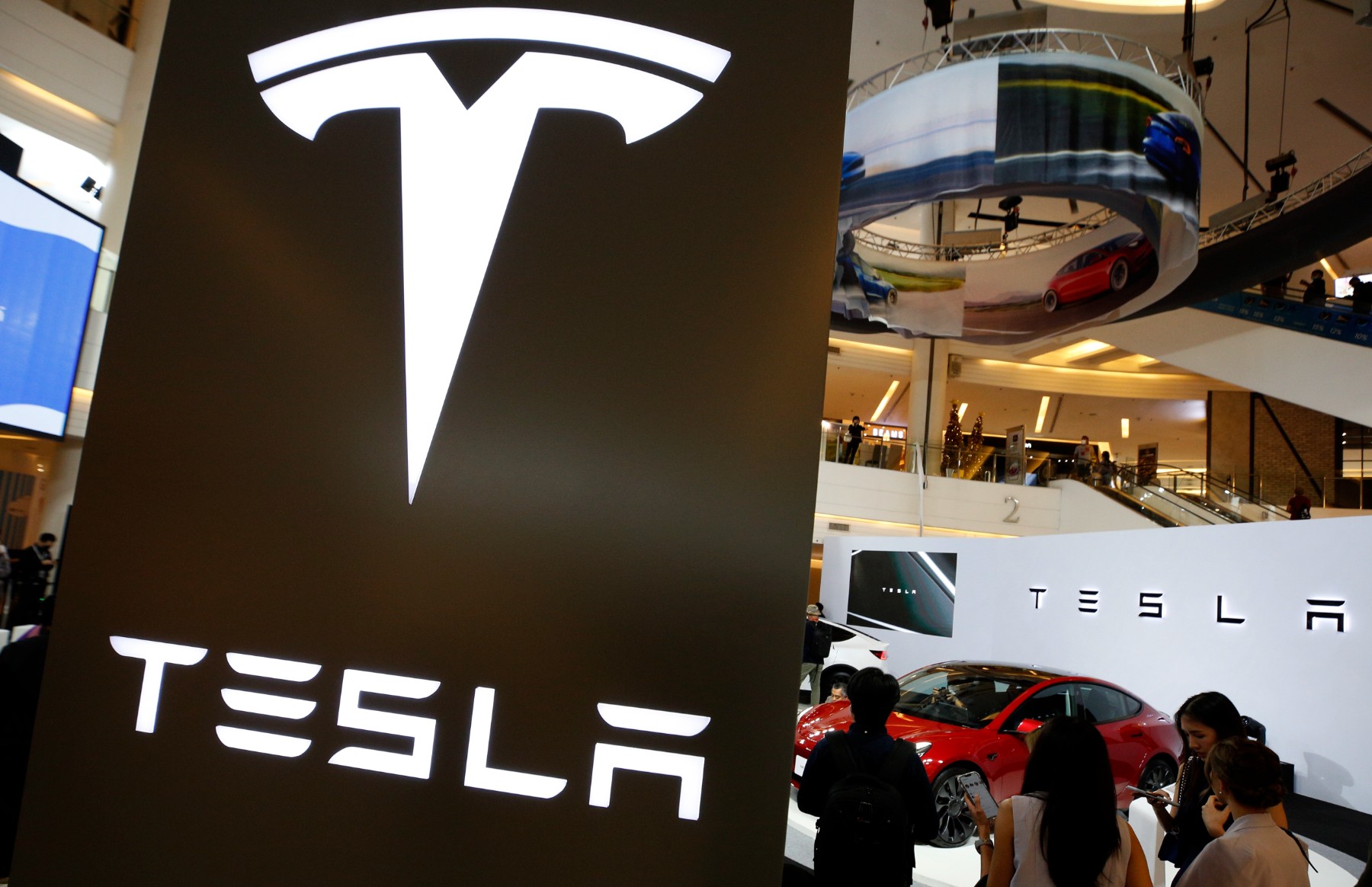 Tesla с разочароващи продажби за 2022 г.