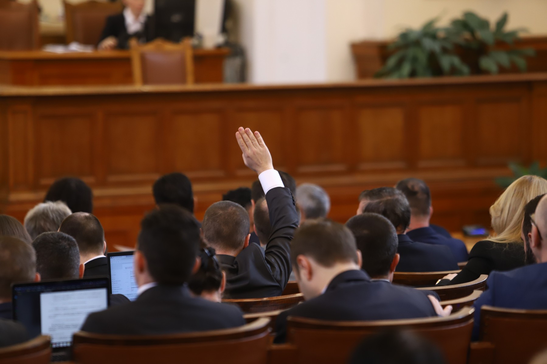 Минималната заплата ще е 50% от средната, решиха депутатите