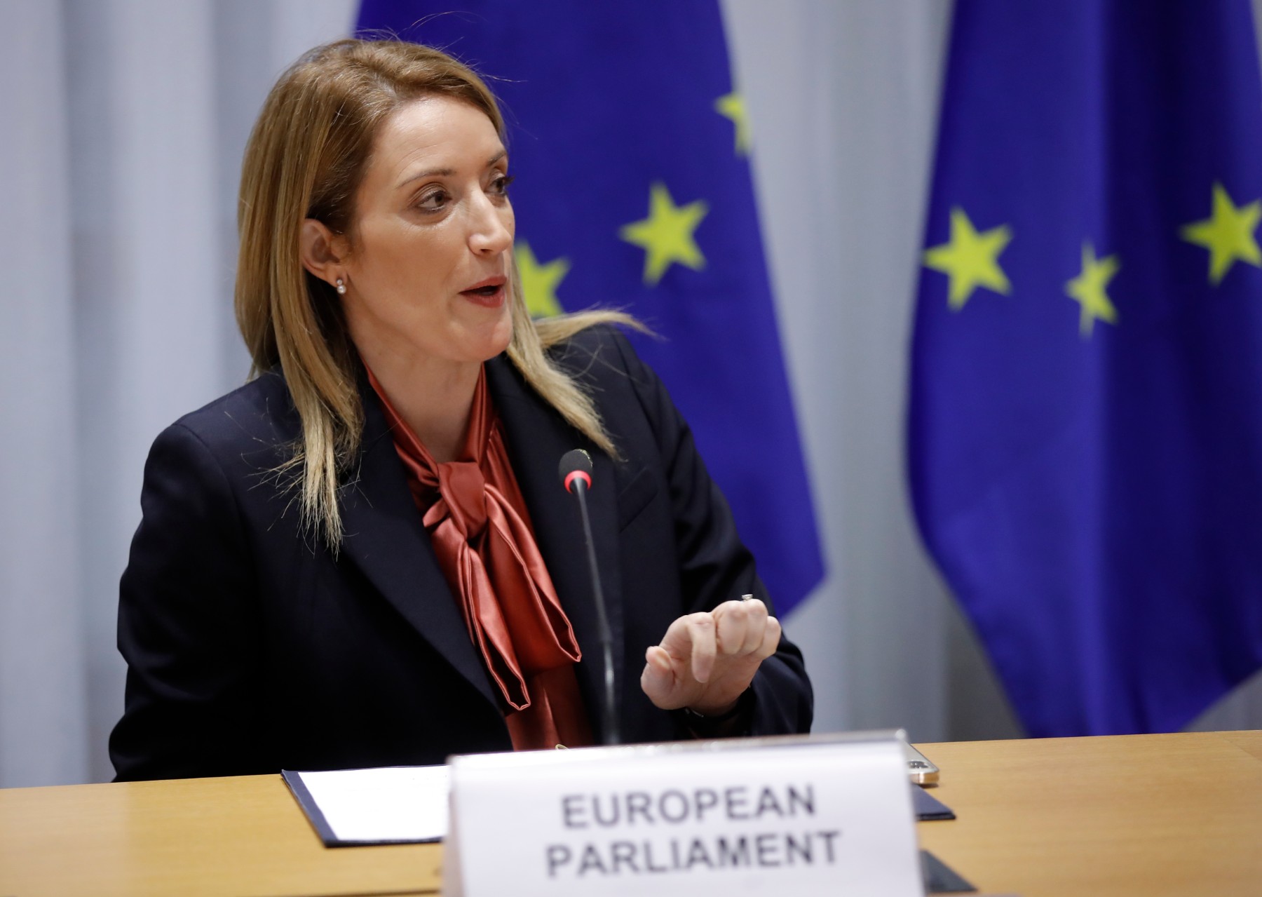 Мецола започна спешна процедура по снемане на имунитета на двама евродепутати