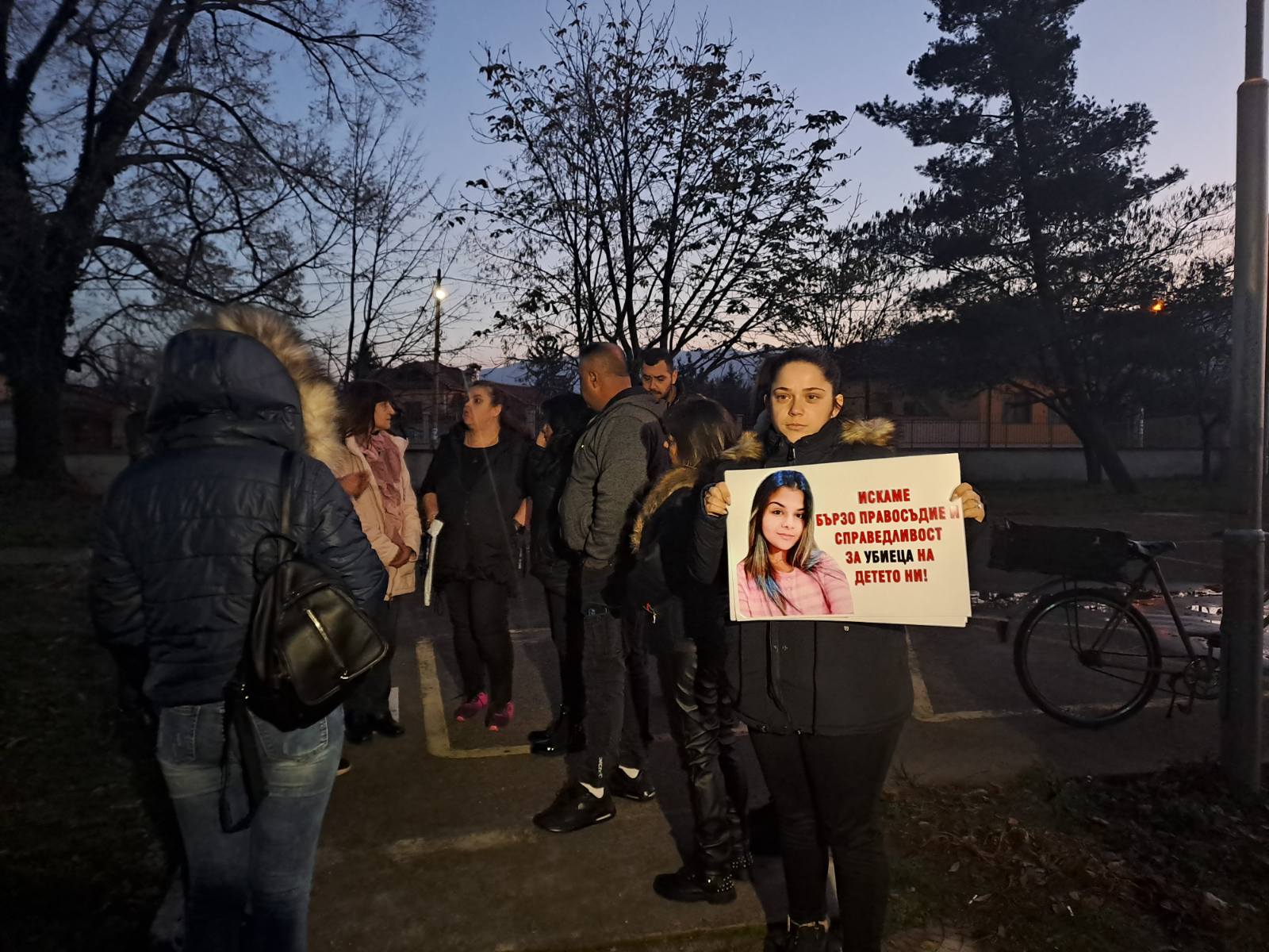 Близки на прегазено от полицай дете протестираха пред Съдебната палата