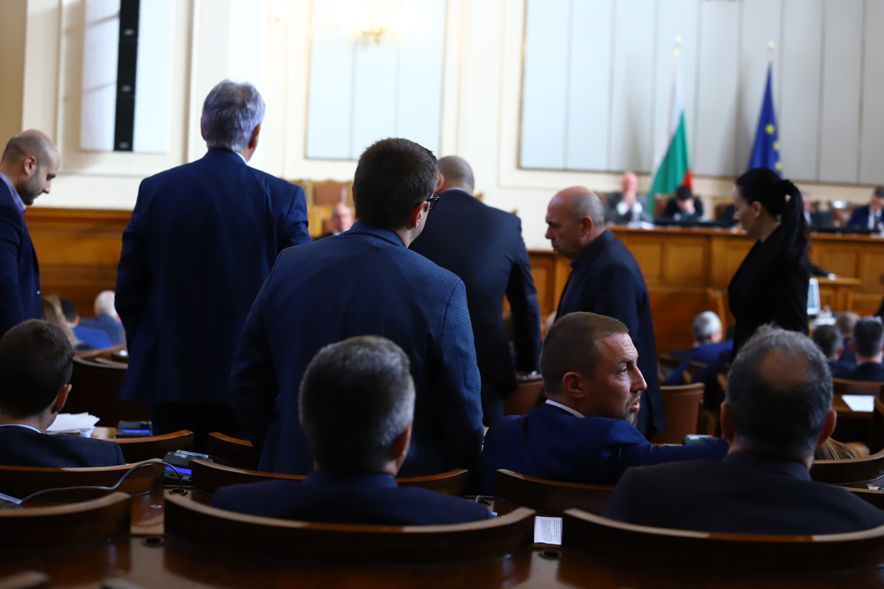 След едночасов спор по дневния ред, депутатите започват с ветото на президента на промените в ИК