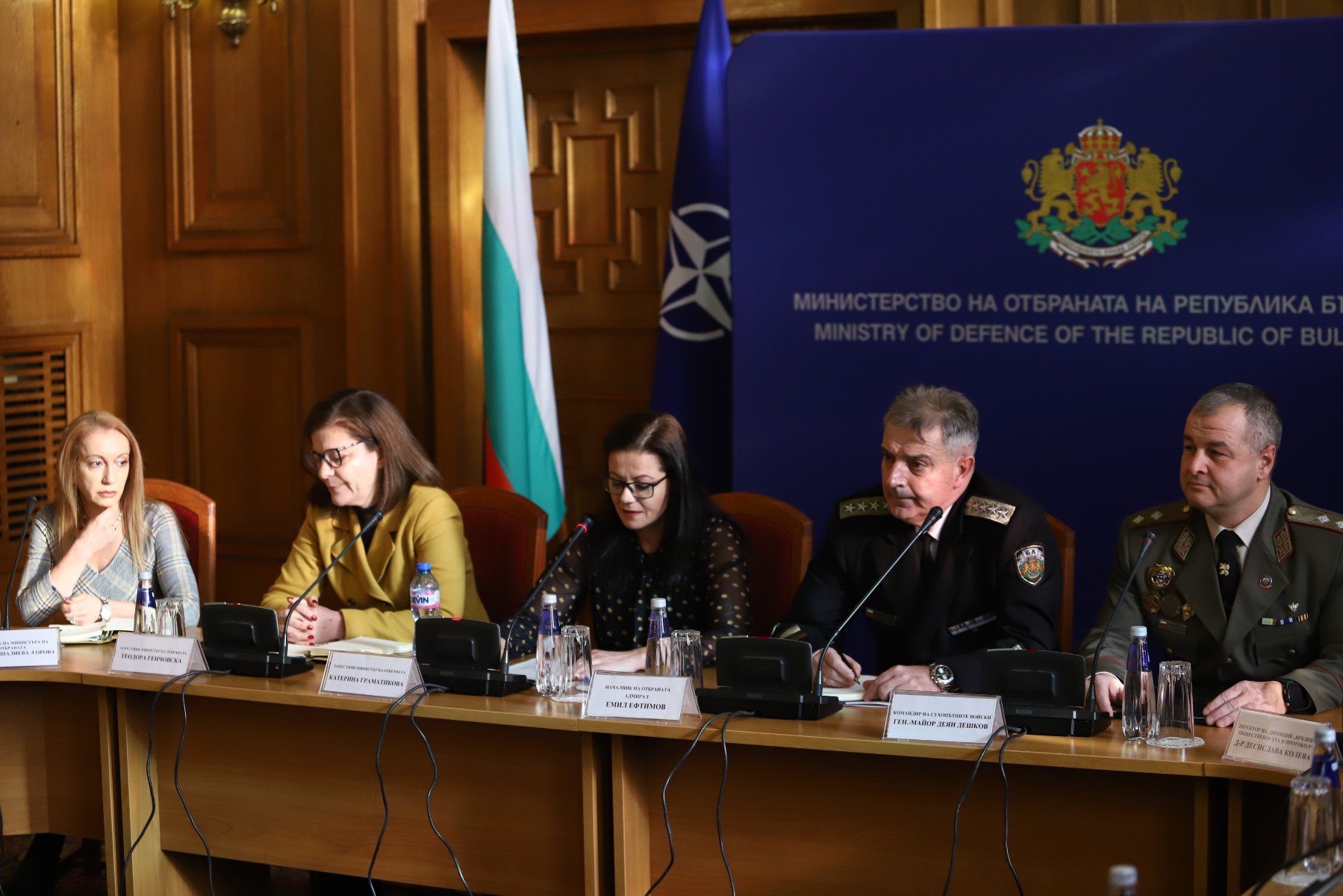 МО: Нито едно оръжие не е заминало за Украйна преди обнародването на Указа на Радев за военната помощ