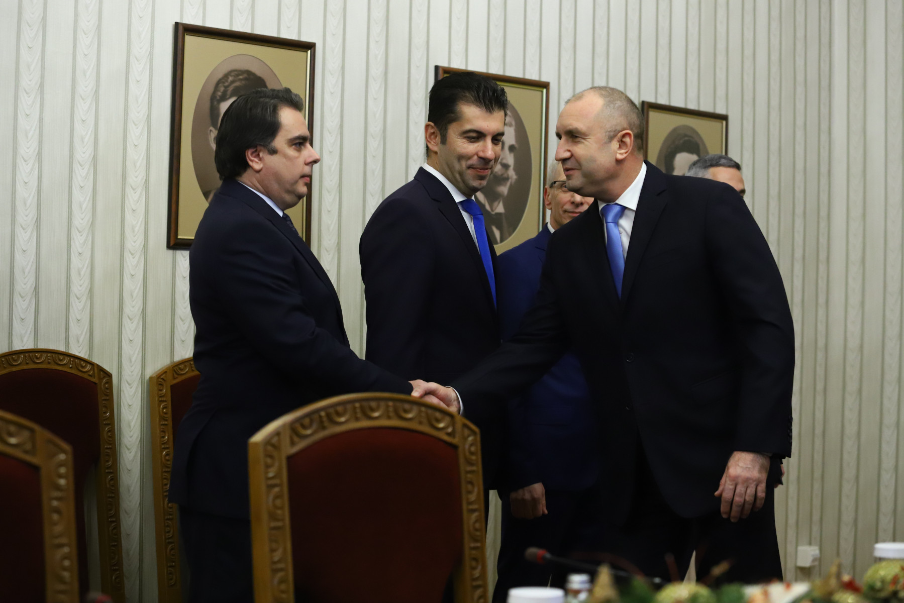 ПП: България е парламентарна република, Радев да спазва решенията на НС