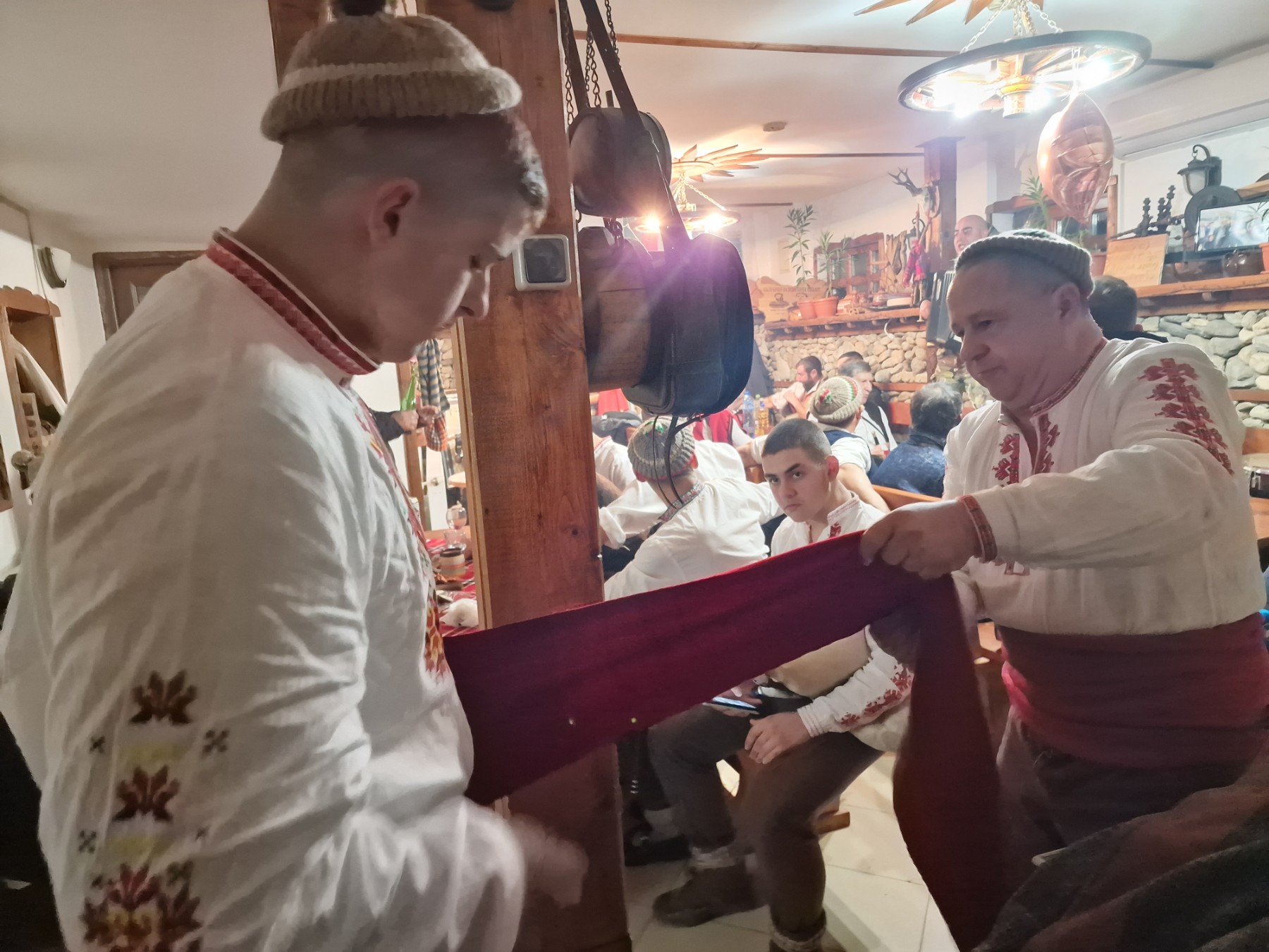 Цяла нощ Калофер се подготвя за мъжкото хоро във водите на Тунджа
