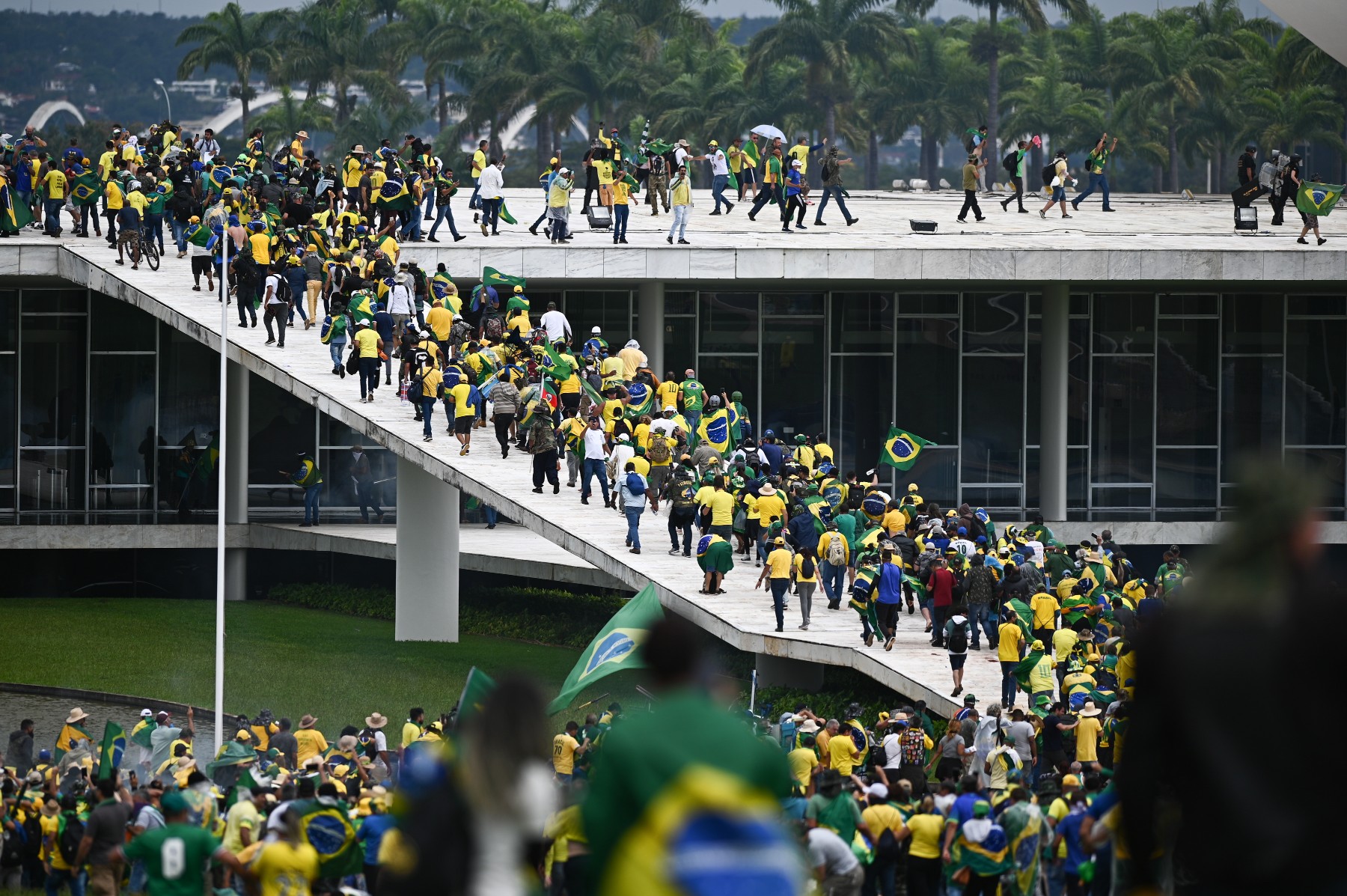 Привърженици на Болсонаро атакуваха правителствени сгради в Бразилия