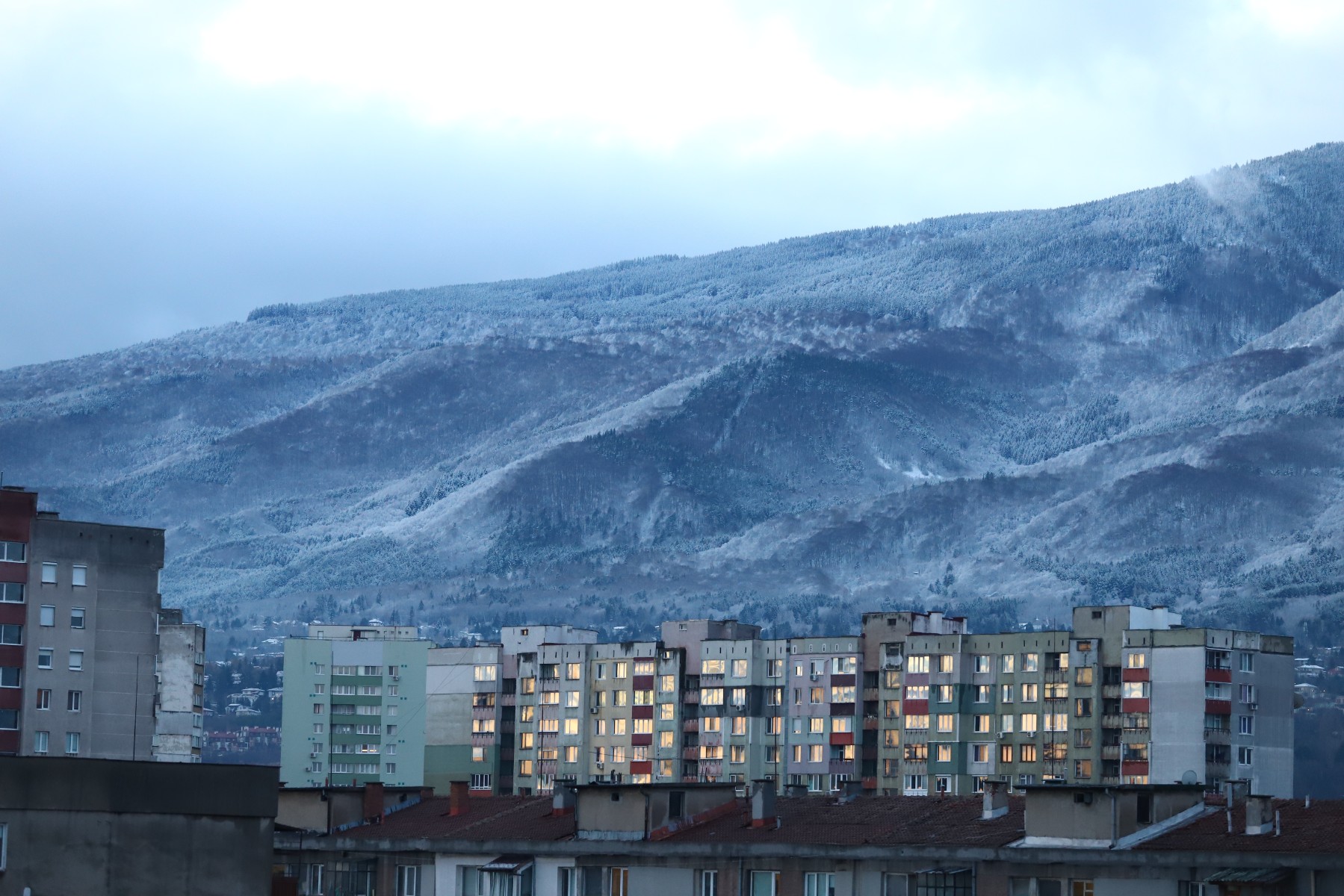Облачно, дъжд над източните райони
