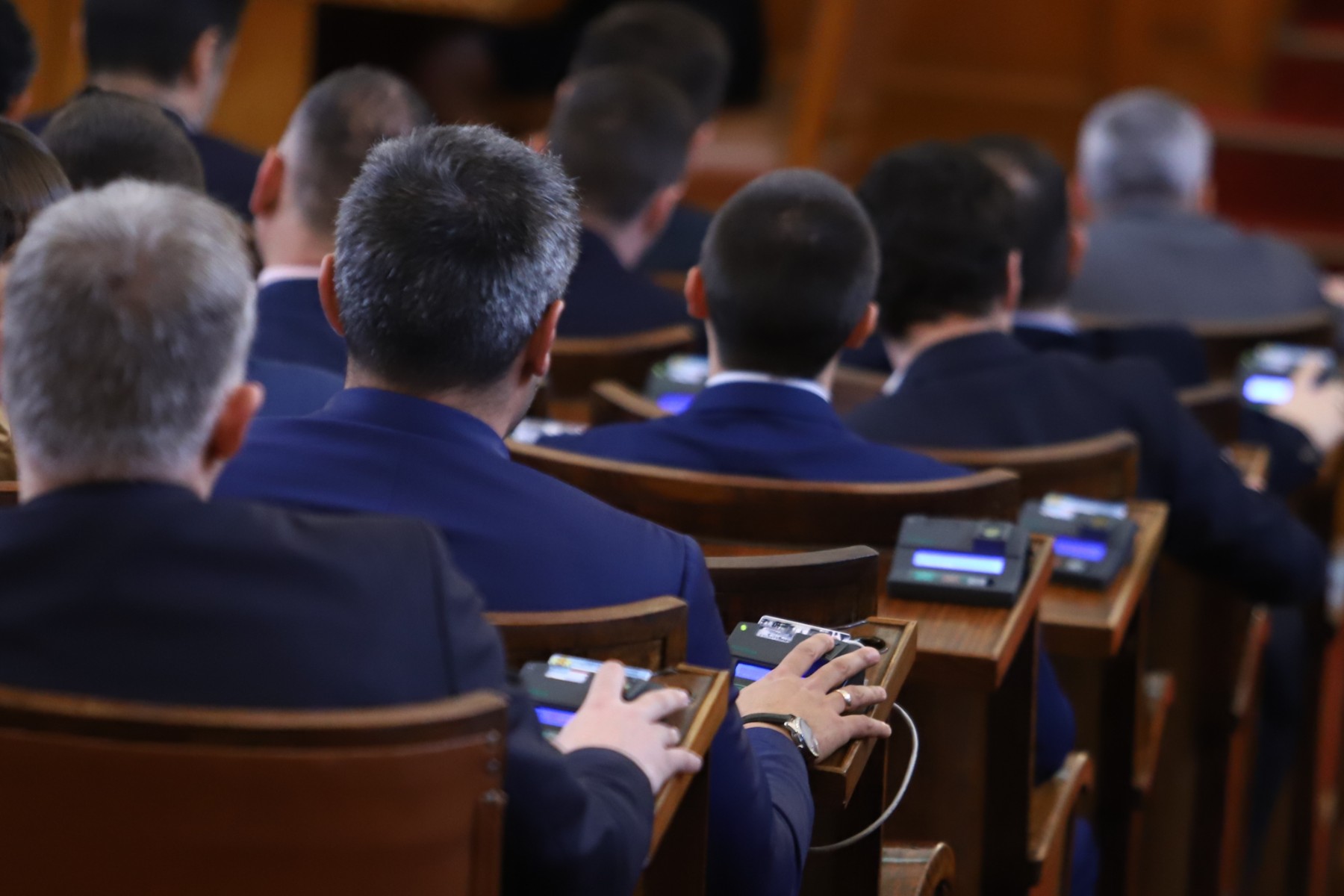 Депутатите приеха Закона за компенсиране на цените на моторните горива