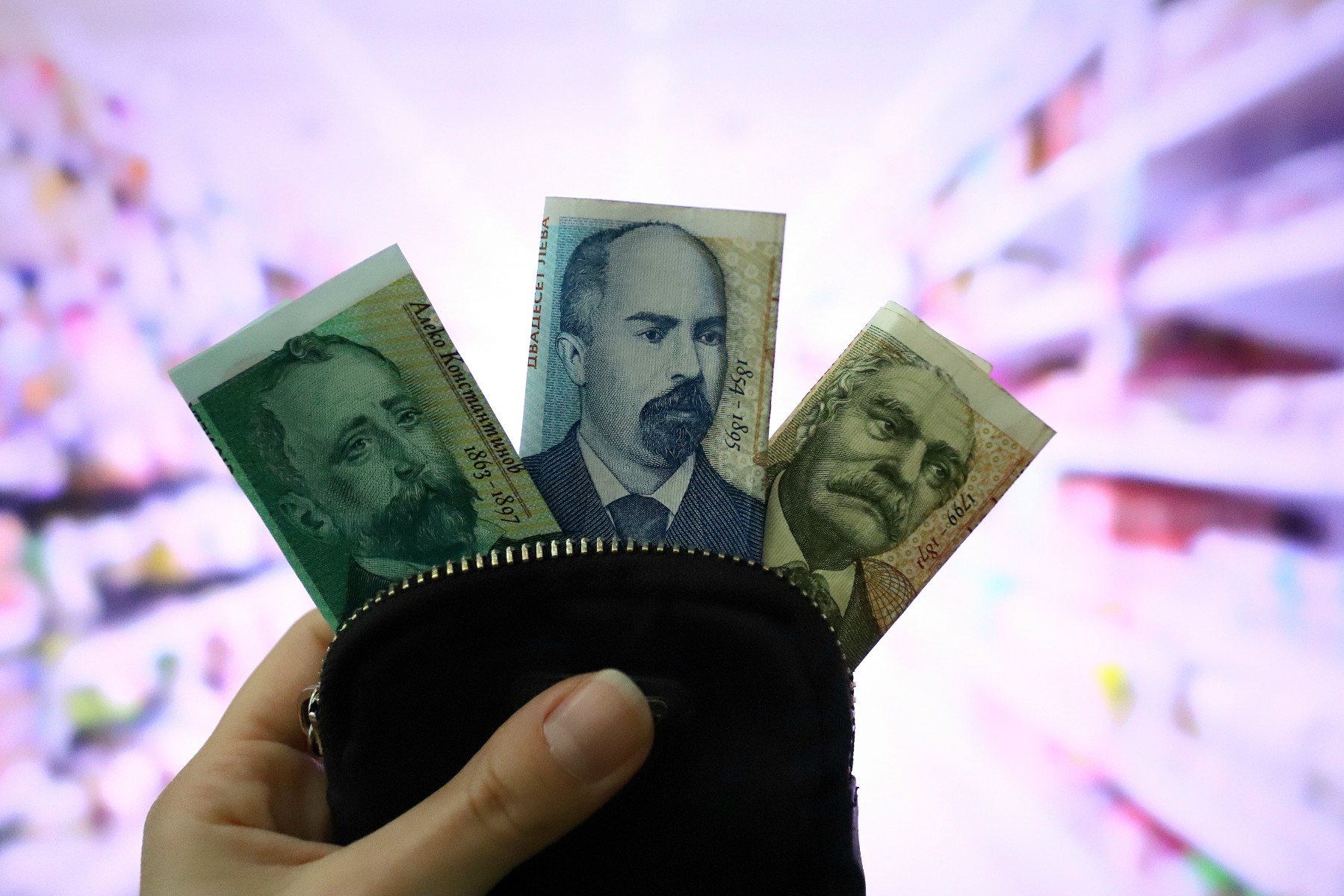 НСИ: Доходите нарастват по-бавно от разходите на хората в края на 2022 г.