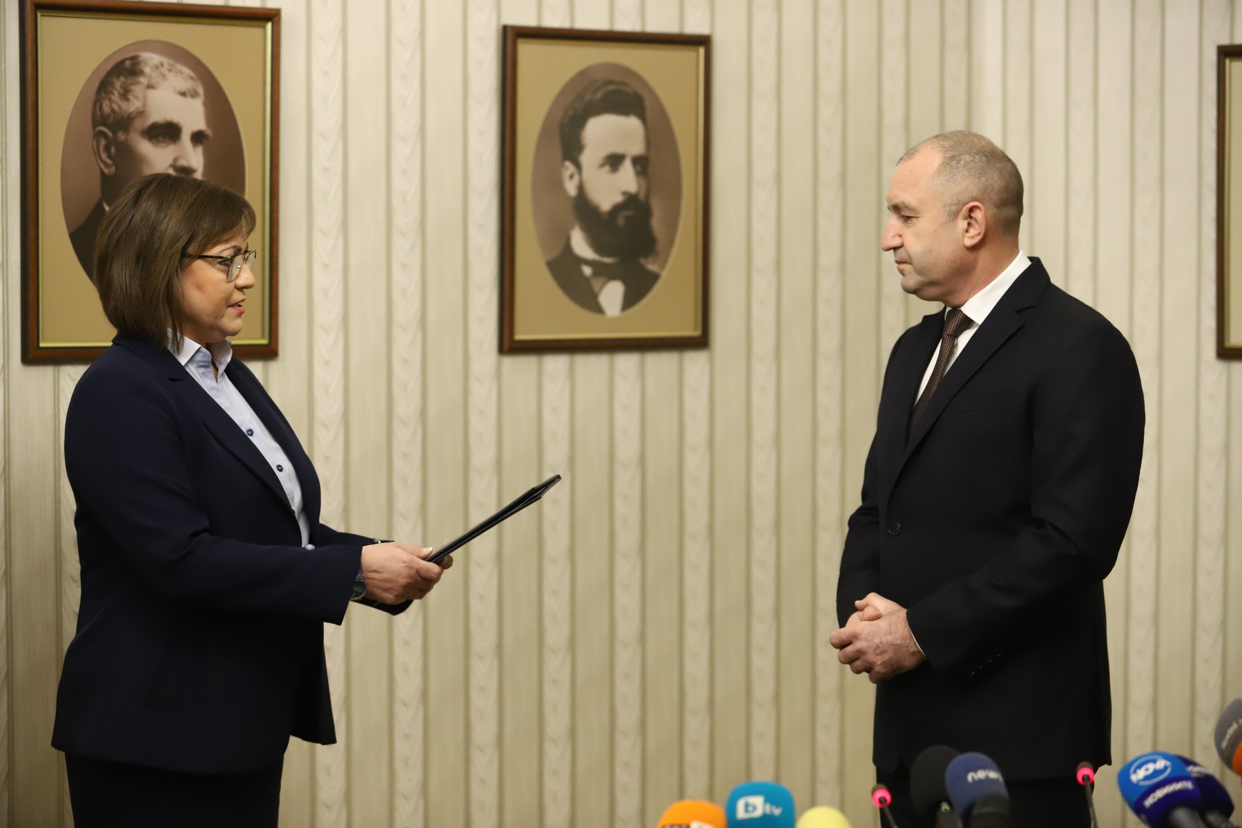 Нинова върна неизпълнен третия мандат