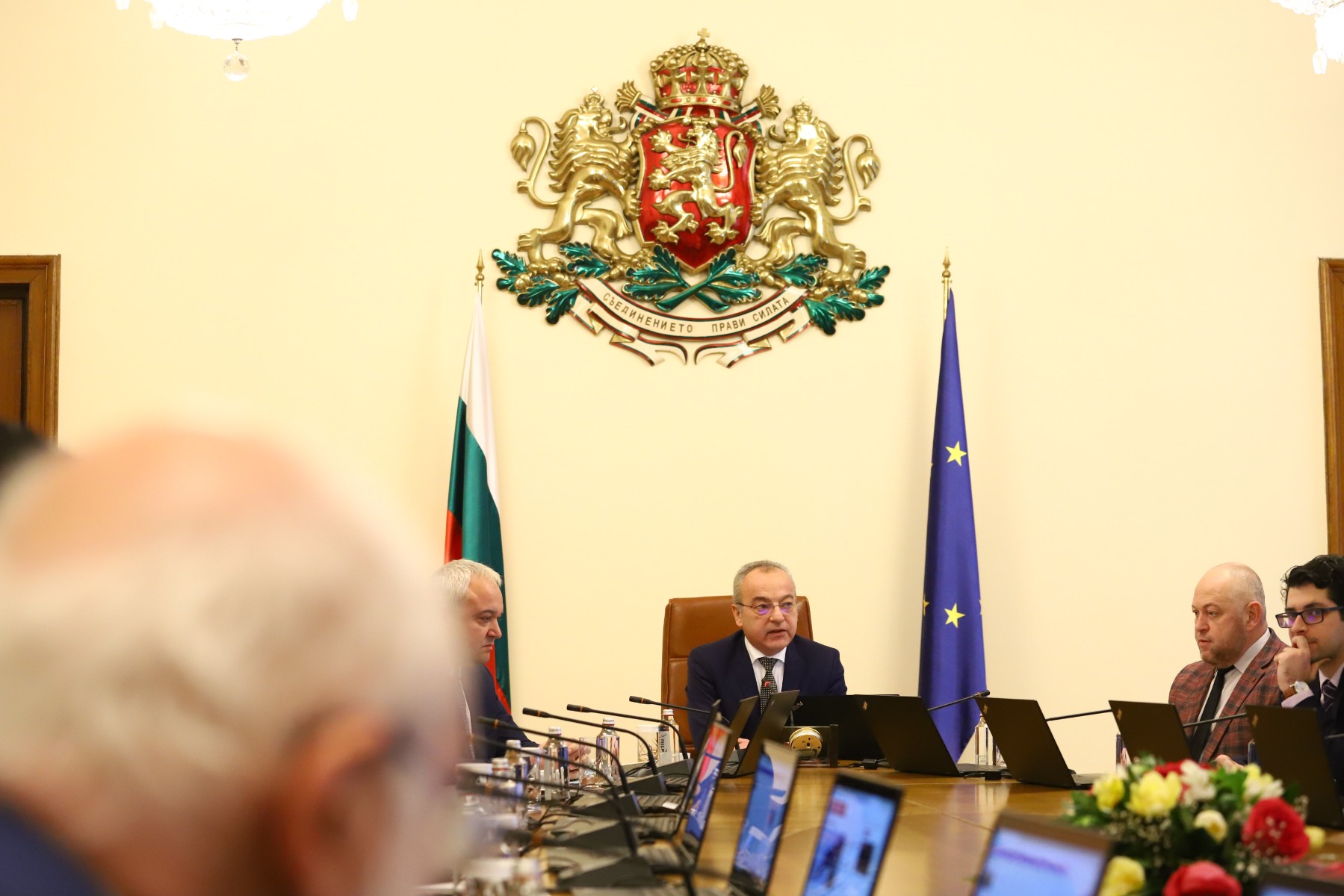 Донев: МС няма задължение да описва техническите параметри на параваните за гласуване