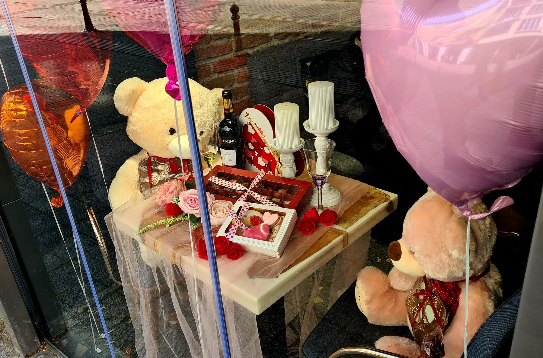"Галъп": Българите предпочитат повече време с близки хора, повече усмивки и по-често да казват „обичам те“