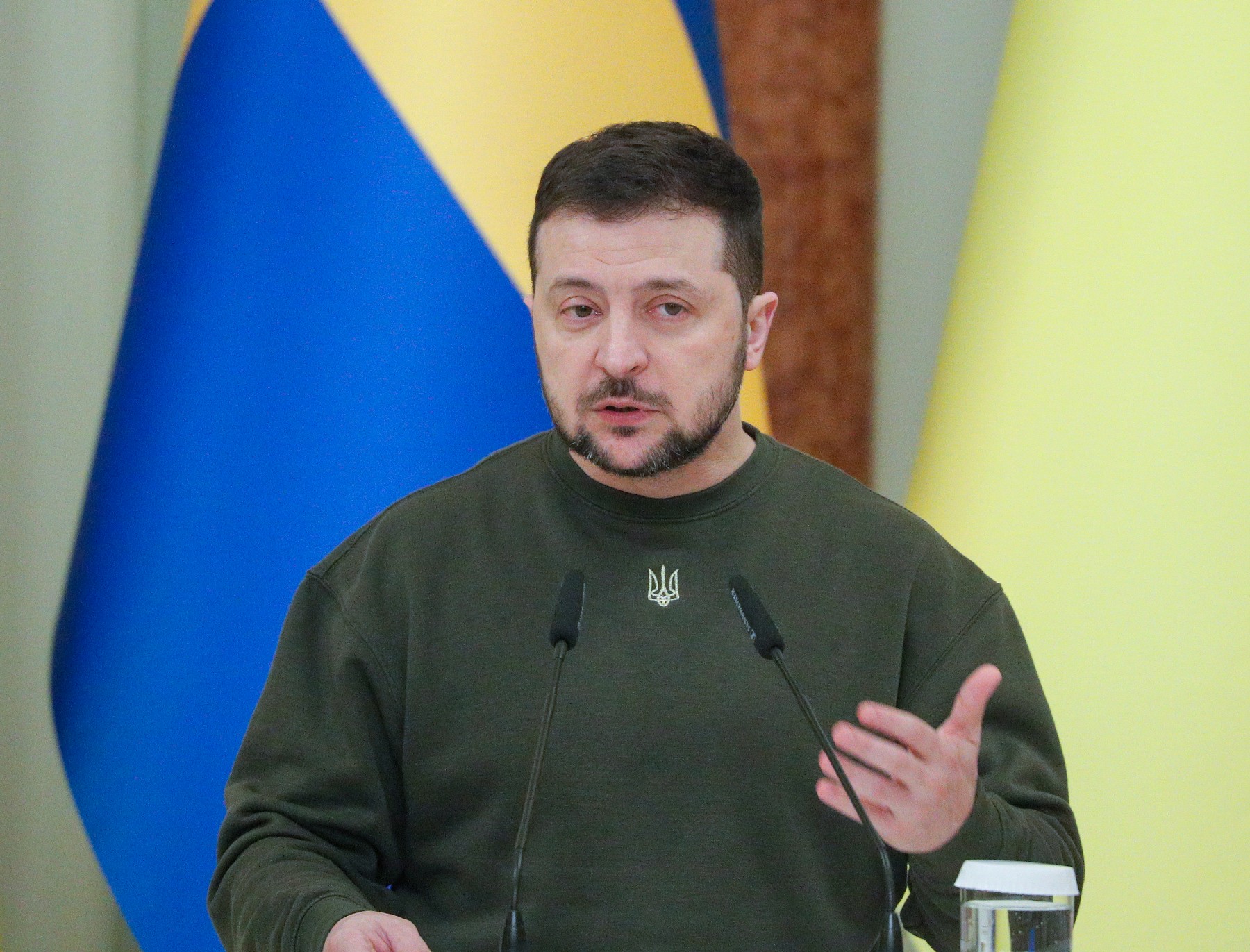 Зеленски: Макрон губи време, обмисляйки диалог с Русия