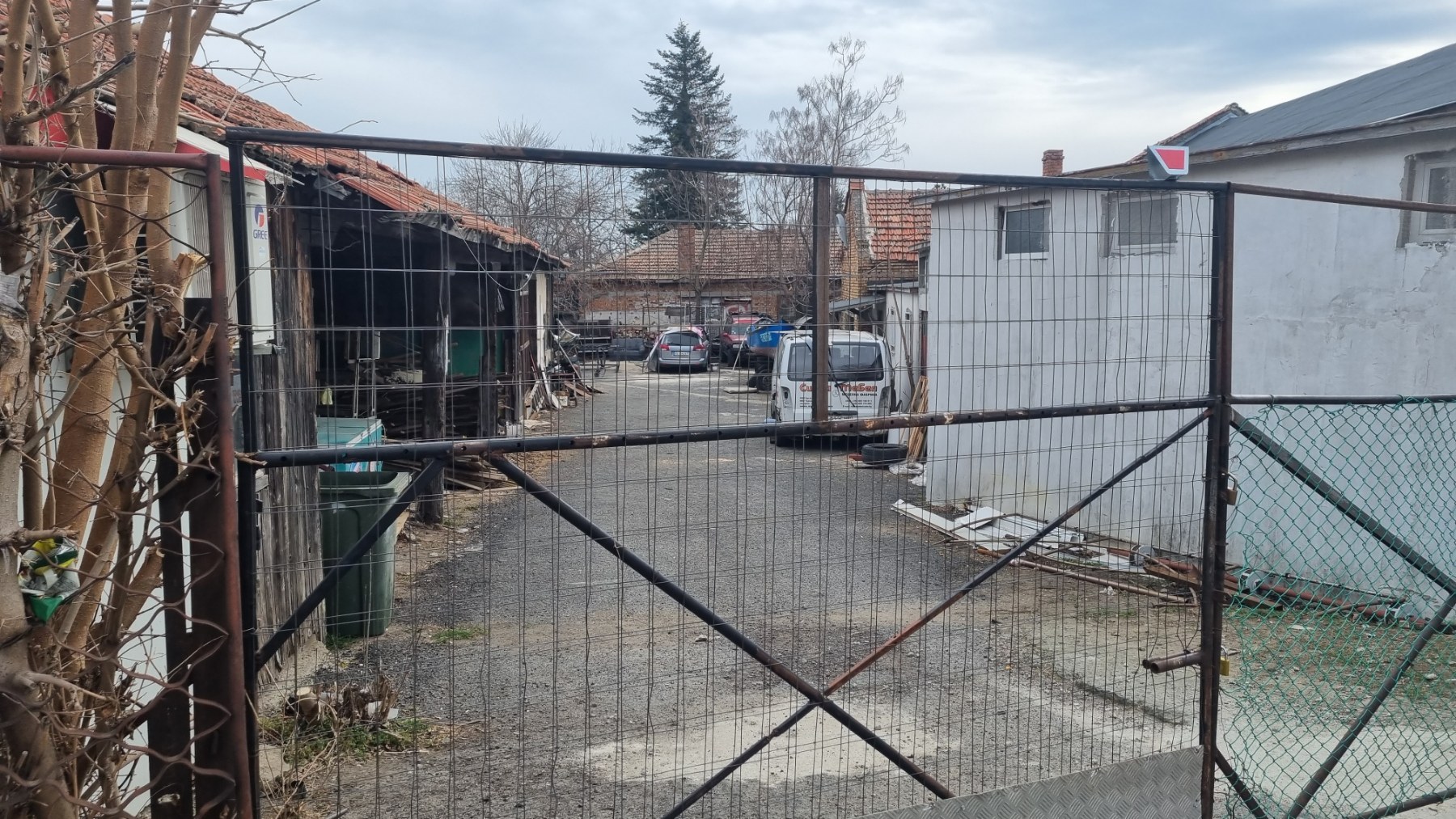 Двама са задържани в Каблешково по подозрение, че са изработили тайниците на камиона-ковчег