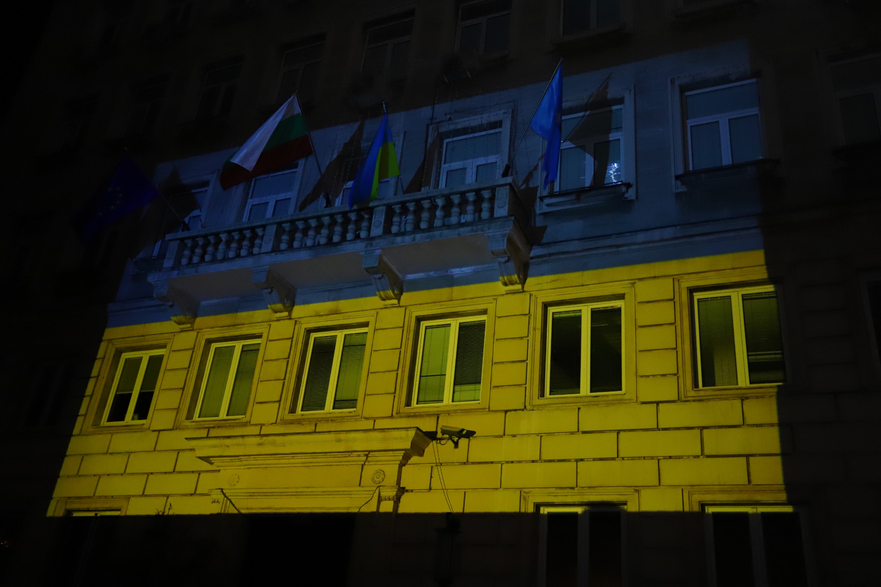 Осветиха сградата на Столична община в знак на подкрепа към украинския народ