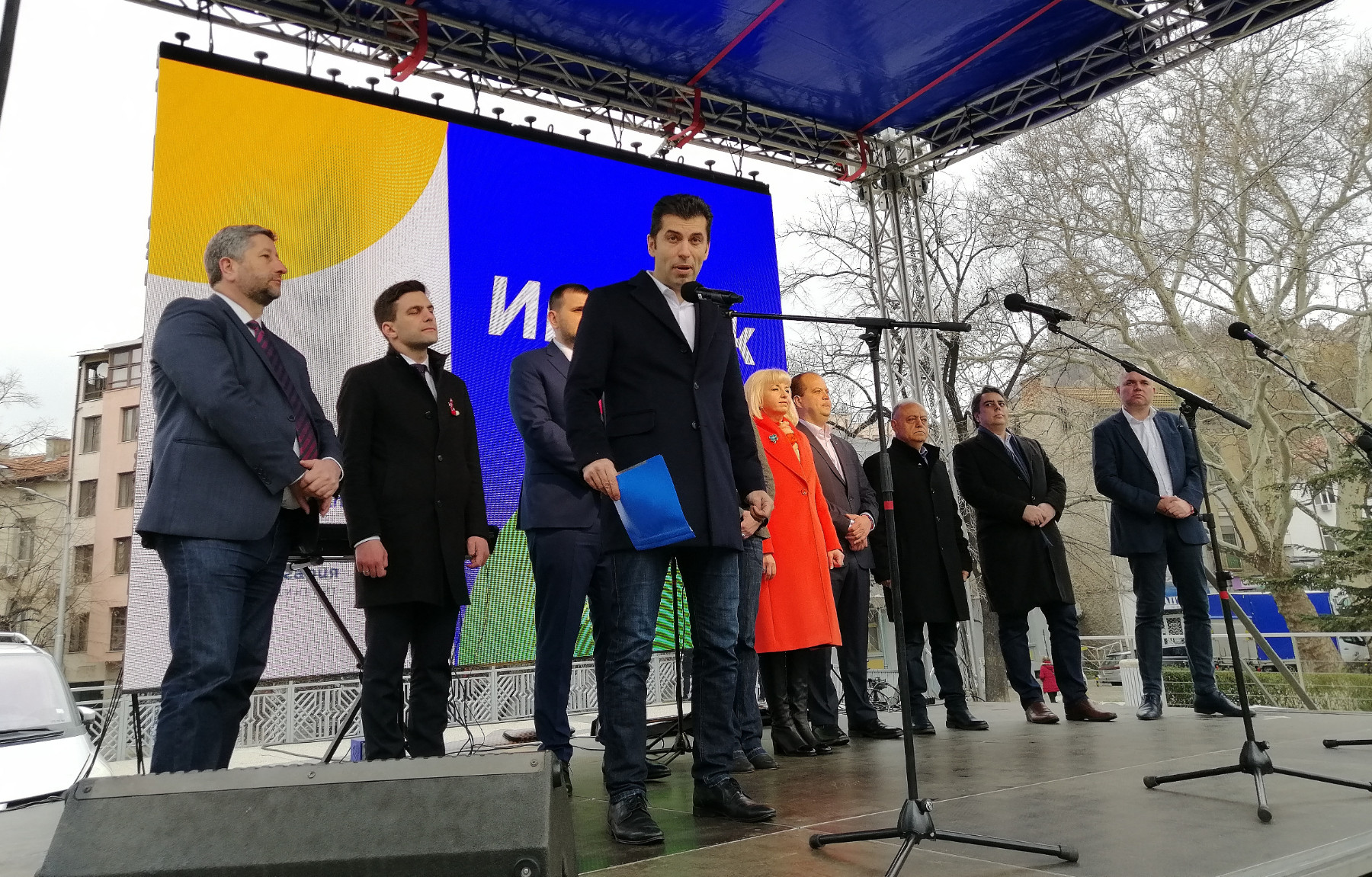 Троянци осъмнаха с предизборни торбички на ПП с храни по вратите