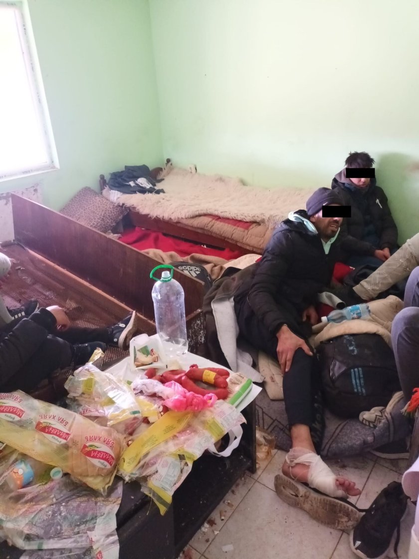 Полицията откри депо за трафик с мигранти
