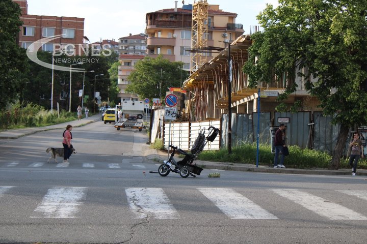 Пенсиониран полицай блъсна майка с детска количка на пешеходна пътека в Благоевград 