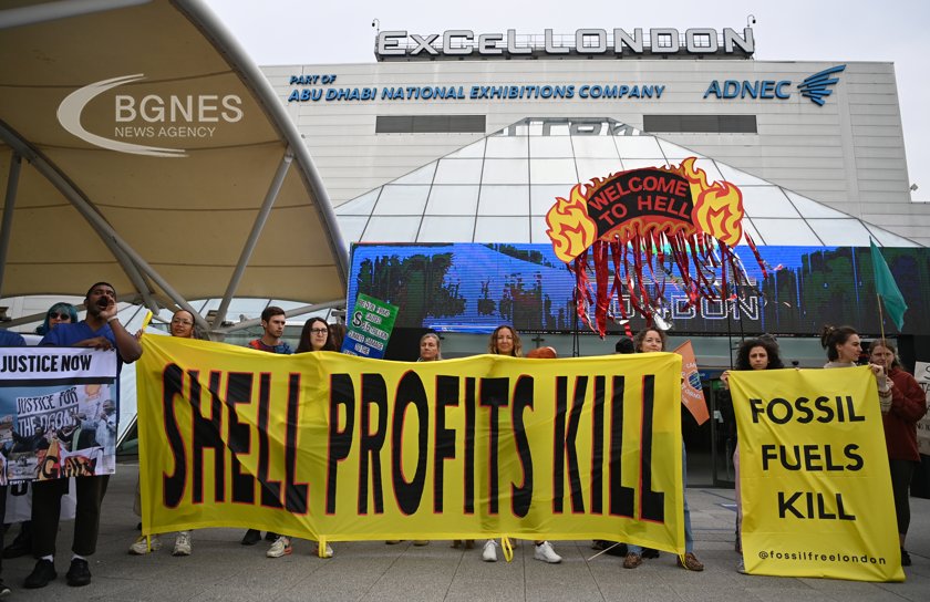 Екоактивисти нарушиха среща на акционерите на Shell 