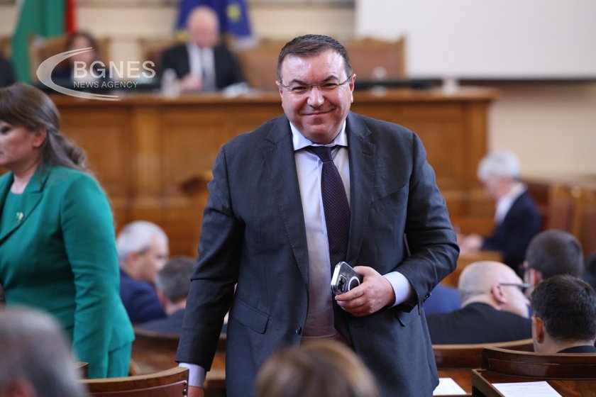 Костадин Ангелов подаде сигнали в МВР и ДАНС с искане за проверки на фирми, изнасяли лекарства