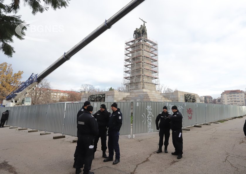 Демонтажът на Паметникa на съветската армия започва