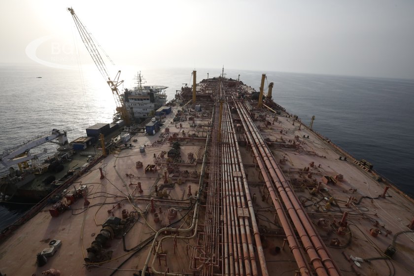 ООН: Източена е по-голямата част от нефта от разпадащия се танкер край Йемен