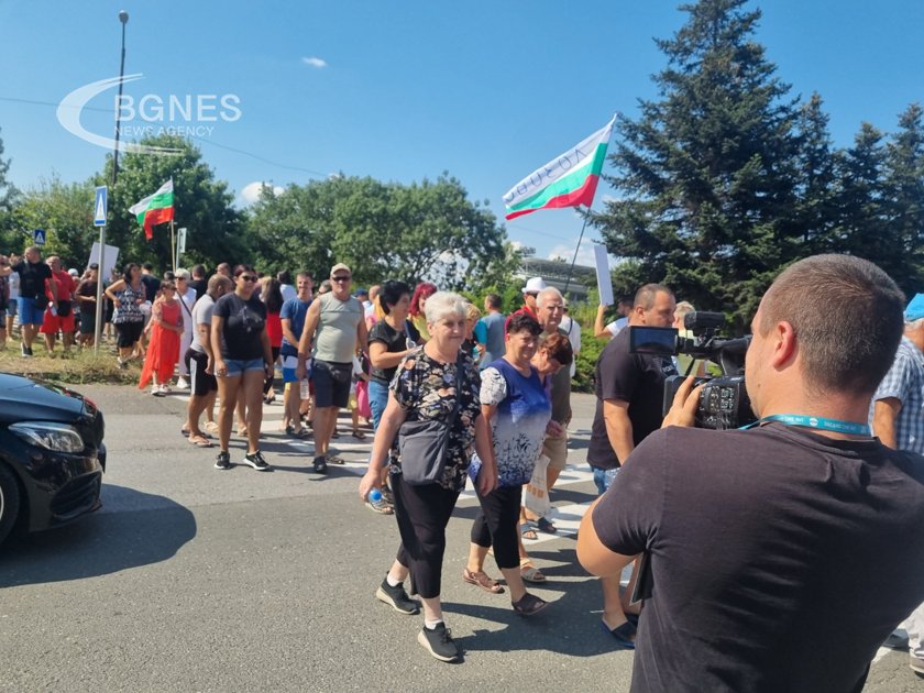 Жители на два бургаски квартала блокираха движението в морския град