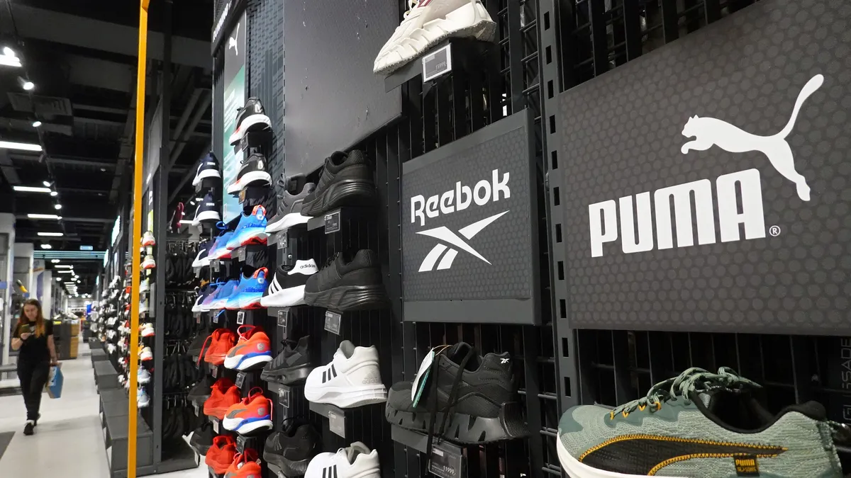 Adidas и Puma обмислят съкращения на работни места