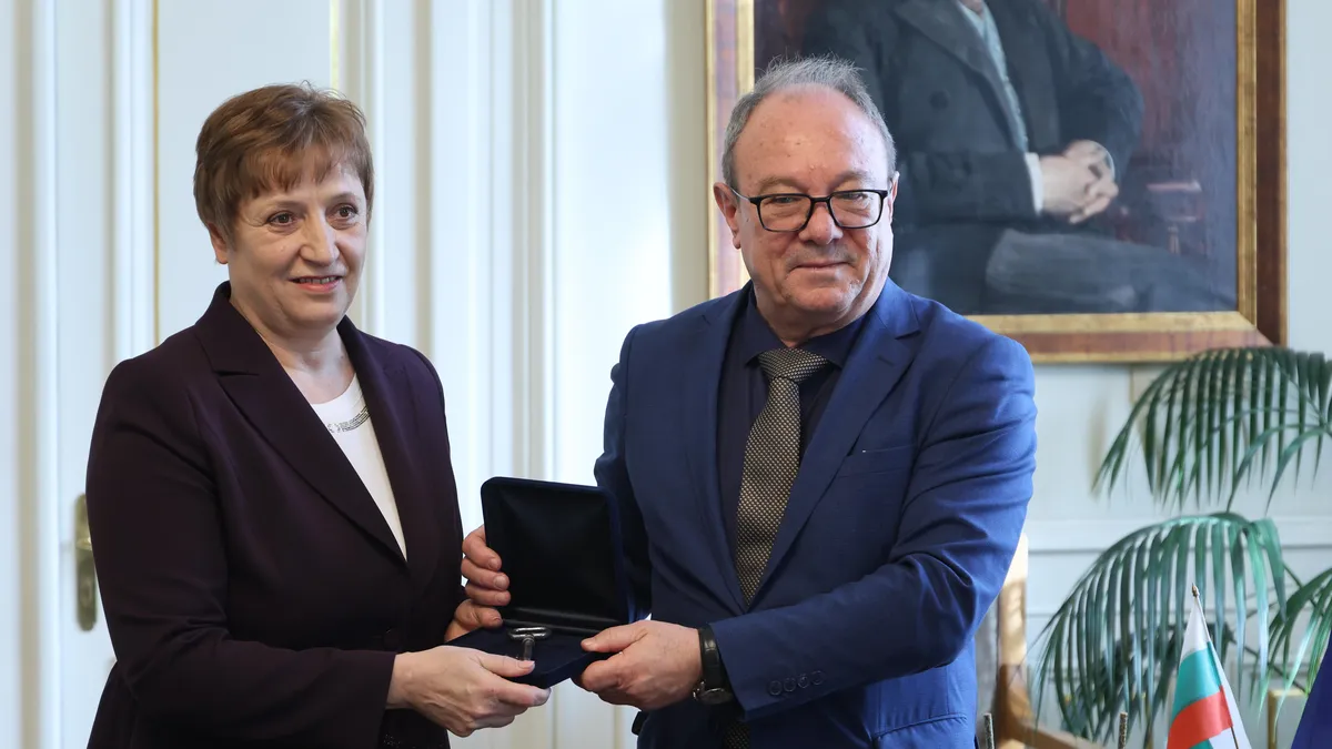 Акад. Ревалски предаде ключа от БАН на новия председател Евелина Славчева
