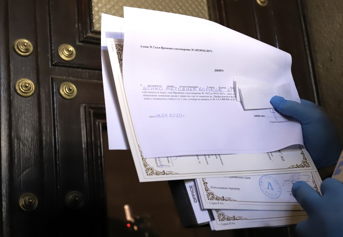 Божков пита на кого да даде акциите на Левски