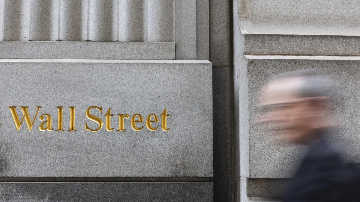 Акциите в САЩ са с разнопосочно движение, докато S&P 500 се приближава към рекорд