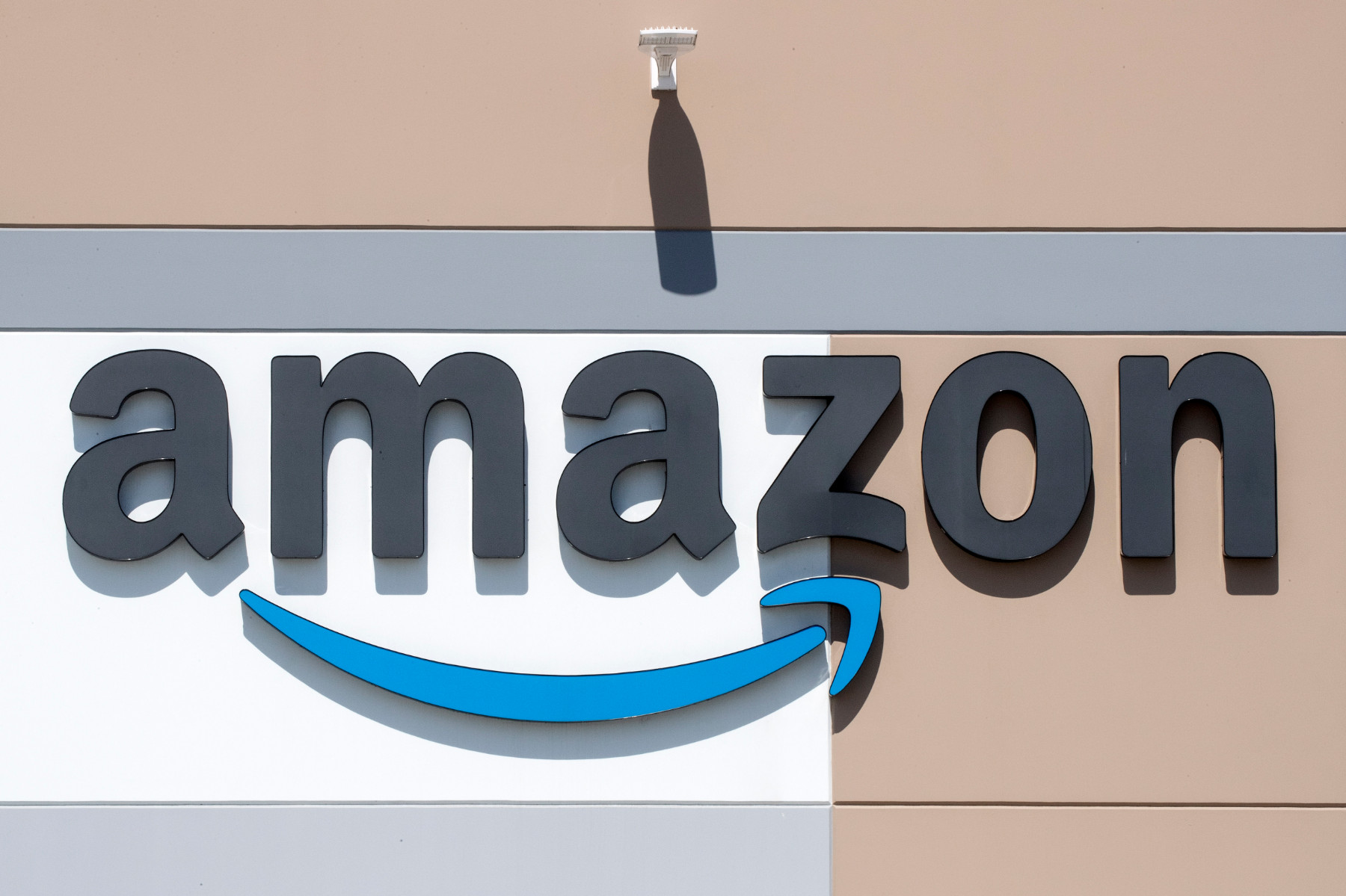 Amazon обяви планове за съкращаване на 9000 служители