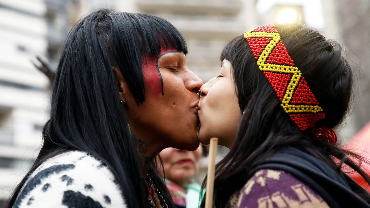 Амазонско племе се пристрасти към порното с дар от Илон Мъск