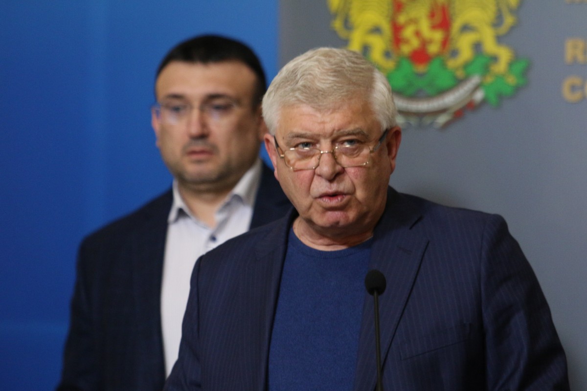 Ананиев: Затваряме магазини, ако има струпване на хора
