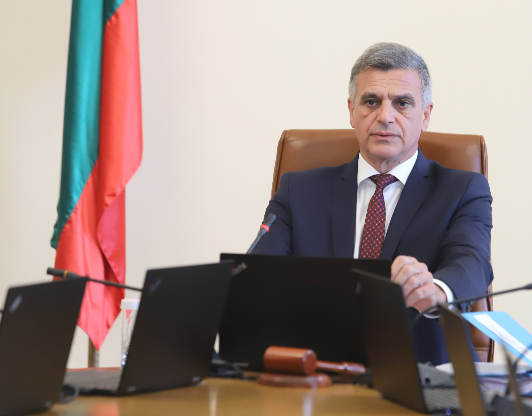 Янев се среща с работодателите за тока