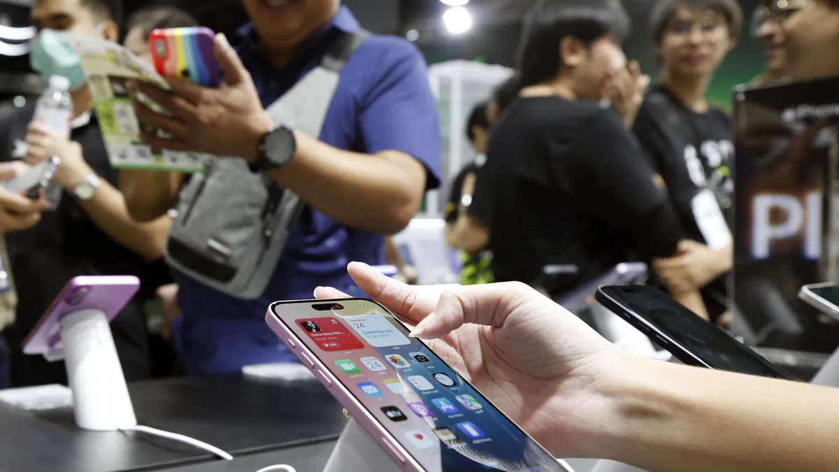Apple надминава прогнозите, благодарение на продажбите на iPhone