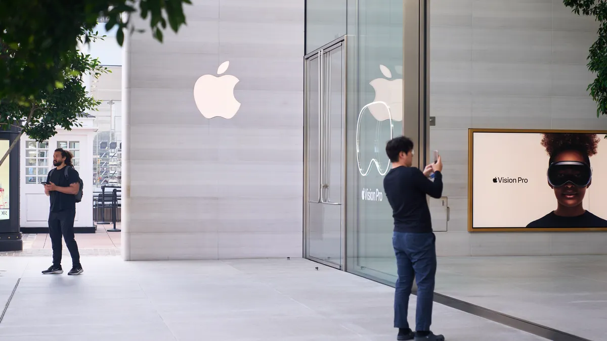 Apple намалява мощността на радиопредавателите на iPhone 12 в ЕС