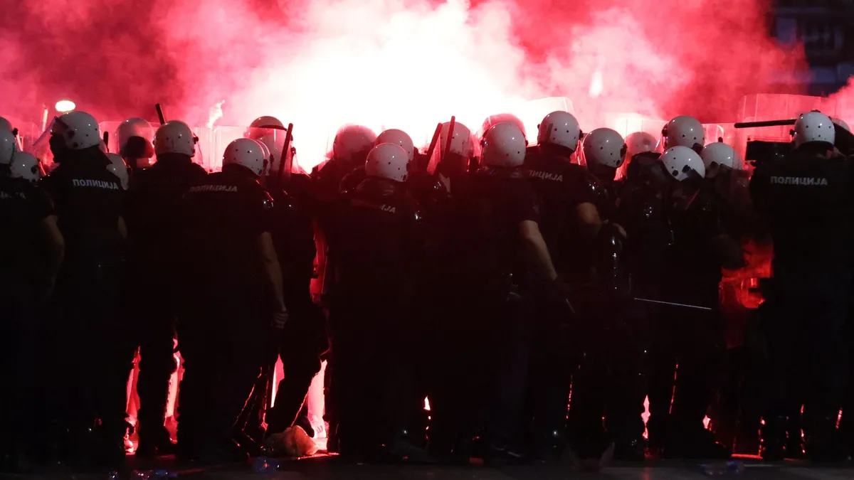 Арести, сълзотворен газ и полицейски палки на протеста в Белград
